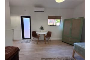 52 Nw 68th St R, Miami