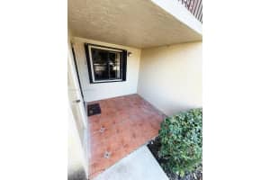 440 Lakeview Dr 102, Weston