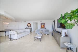 21050 Point Pl 702, Aventura