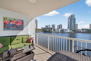 121 Golden Isles Dr 205, Hallandale Beach