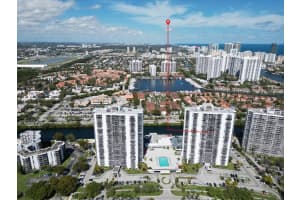 3675 N Country Club Dr 1906, Aventura