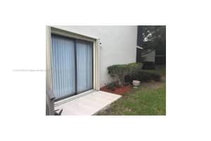 415 Lakeview Dr 104, Weston