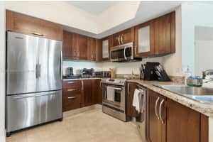 19900 E Country Club Dr 816, Aventura