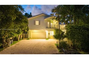 1025 N Southlake Dr, Hollywood