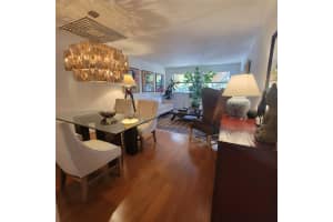 8180 Geneva Ct 219, Doral