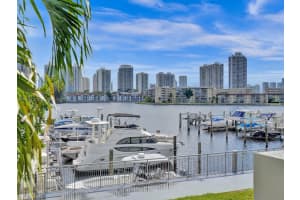 18021 Biscayne Blvd 402, Aventura