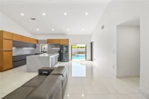 19494 Nw 61st Ave, Hialeah