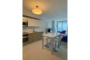 1300 Brickell Bay Dr 1607, Miami
