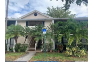 907 Ne 199th St 204, Miami