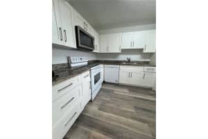 307 Lakeview Dr 202, Weston