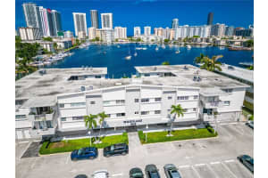 462 Golden Isles Dr 305, Hallandale Beach