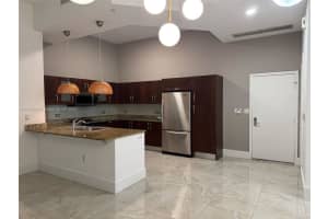 20000 E Country Club Dr 104, Aventura