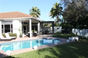 2524 Bay Pointe Ct 2524, Weston