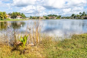 2994 Oakbrook Dr, Weston