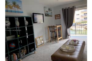 3642 Ne 171st St 203, North Miami Beach