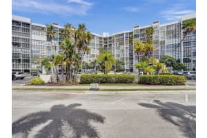 800 Parkview Dr 131, Hallandale Beach
