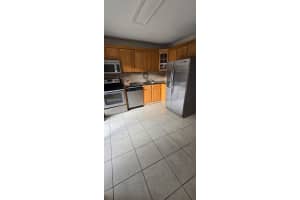 560 Nw 82nd Pl 303, Miami