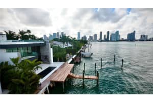 1041 N Venetian Dr, Miami