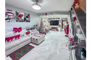 2216 W 53rd Pl 2216, Hialeah