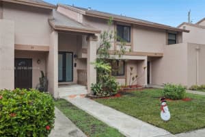 30 Chestnut Cir, Cooper City