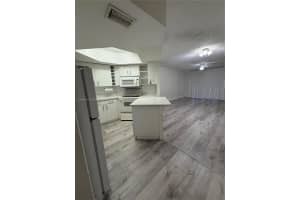 8353 Lake Dr 107, Doral