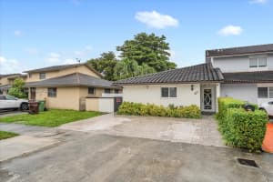 1071 W 37th St, Hialeah