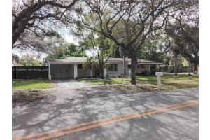 911 W Country Club Cir, Plantation