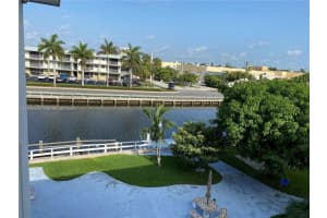 467 Golden Isles Dr 302, Hallandale Beach