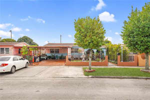 618 W 32nd St, Hialeah