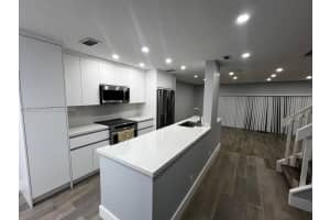 8223 Nw 8th St 11, Plantation