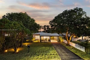 1880 Ne 180th St, North Miami Beach