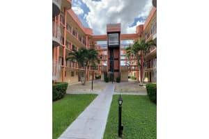 5290 W 21st Ct 403, Hialeah