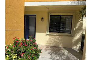 185 Lakeview Dr 101, Weston