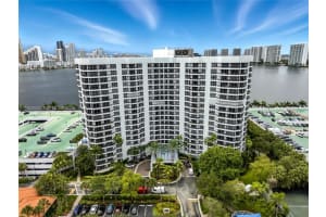 3600 Mystic Pointe Dr 305, Aventura