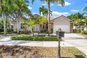 2611 Oakbrook Ln 2611, Weston