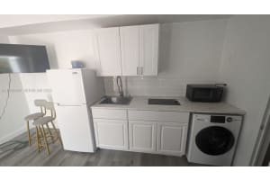 2822 Pine Tree Dr 1b, Miami Beach