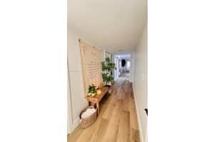 223 Lakeview Dr 204, Weston