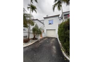 2408 Ne 135th St 2408, North Miami