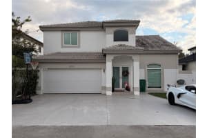 8242 Nw 200 Ter, Hialeah