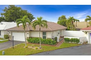 6011 Manchester Ln, Davie