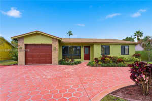 8510 Nw 8th St, Pembroke Pines