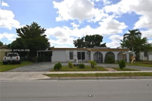 1014 W 68th St, Hialeah