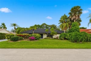 2 Dunbar Rd, Palm Beach Gardens