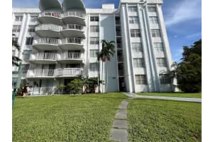 492 Nw 165th St Rd C-611, Miami