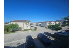 2944 Nw 180th St 2944, Miami Gardens