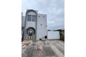 4211 W 10th Ln, Hialeah