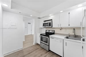 3731 N Country Club Dr 921, Aventura