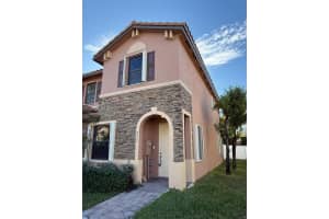 8922 W 35th Way 8922, Hialeah