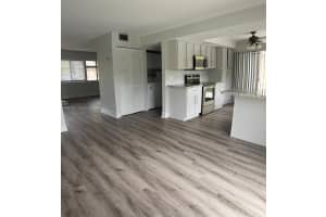 242 Wimbledon Lake Dr, Plantation