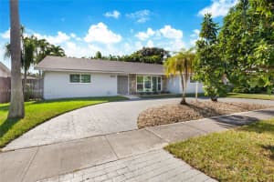 1920 Ne 206th Ter, Miami